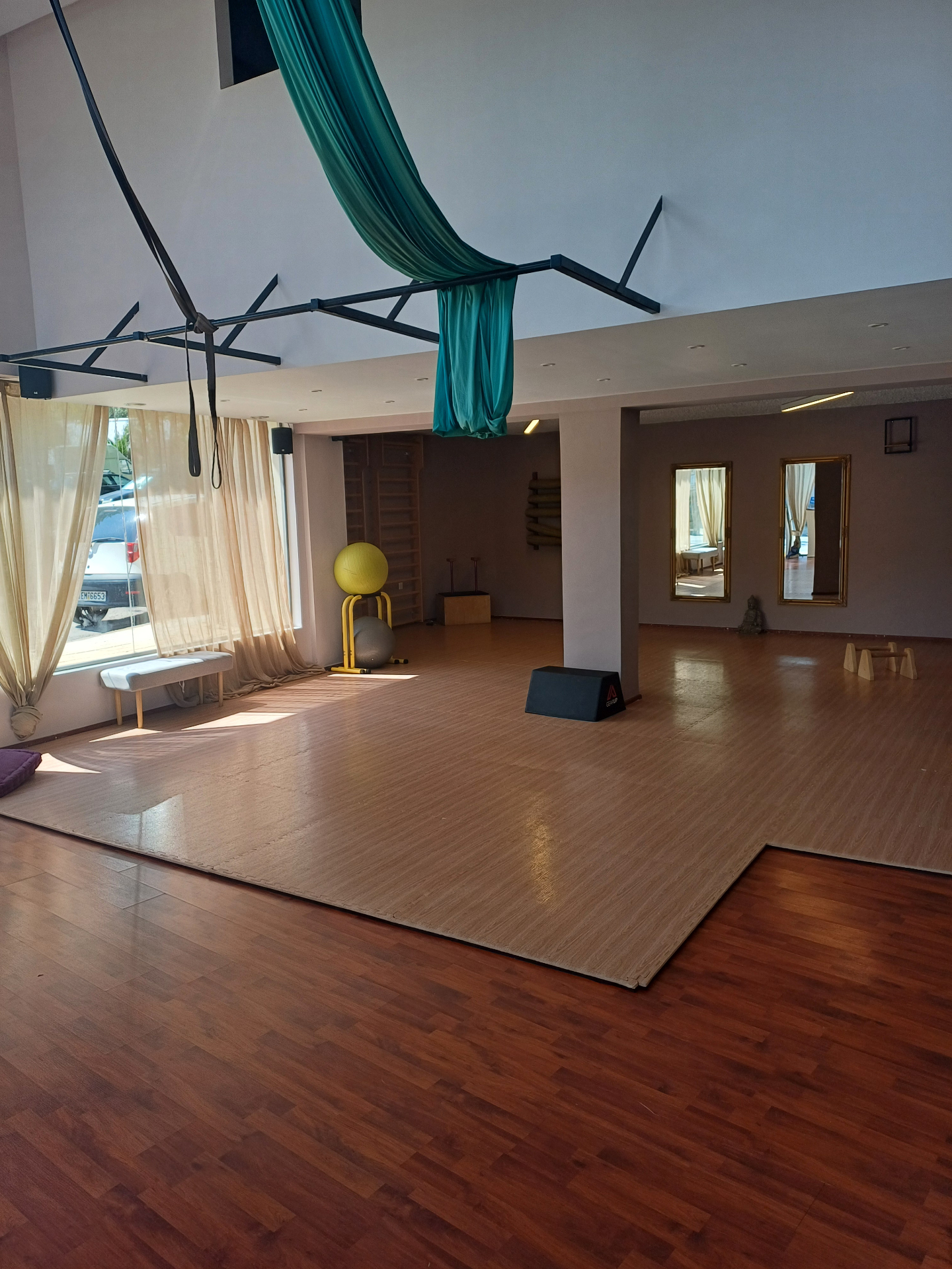 Aerial studio με πράσινο silk